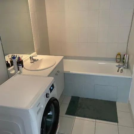 Superbe Avec Deux Balcons A 8 *